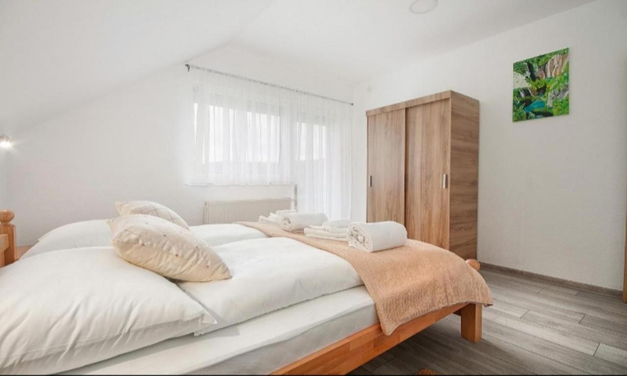 Apartment Josipa เซลิสเต เดรซิสโก ภายนอก รูปภาพ